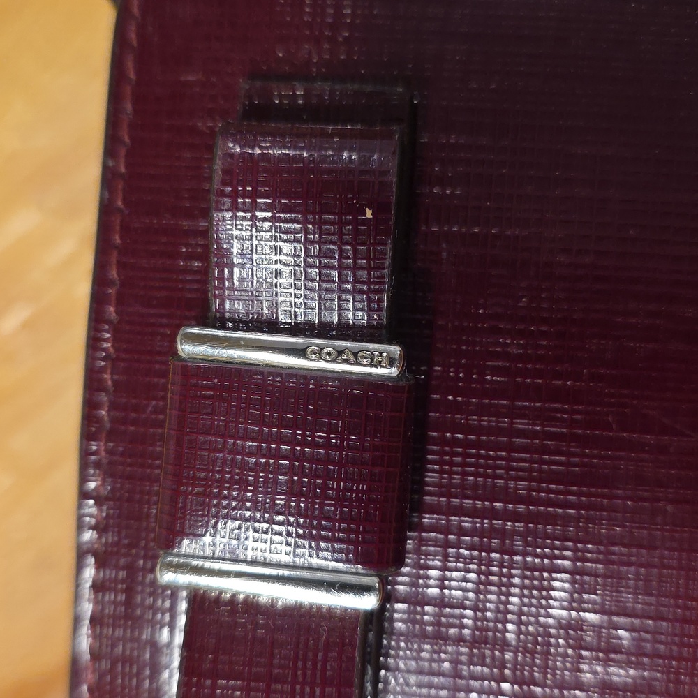 Coach Darcy bow wallet in a burgundy/maroon textured leather. - Picture 2 of 6